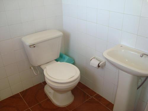 Comunidad YumaniIMPERIO del SOL的浴室配有白色卫生间和盥洗盆。
