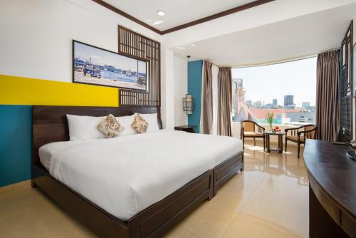 Thanh Lan - City River View Hotel客房内的一张或多张床位