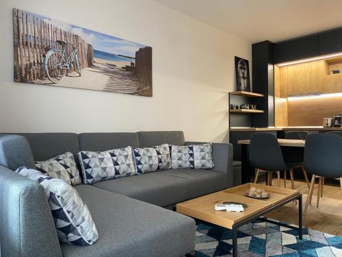鲁塞Arletti Luxury Apartment的客厅配有沙发和桌子