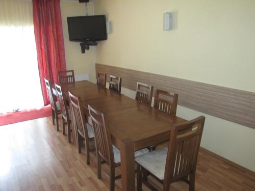 普雷代亚尔Vila Amira Predeal的一间带木桌和椅子的用餐室