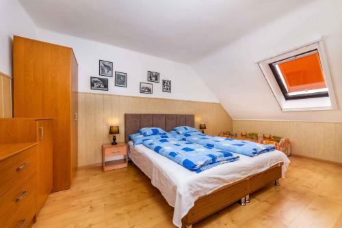 鲍洛通凯赖斯图尔Holiday home in Balatonkeresztur 19252的一间卧室配有一张带蓝色枕头的大床