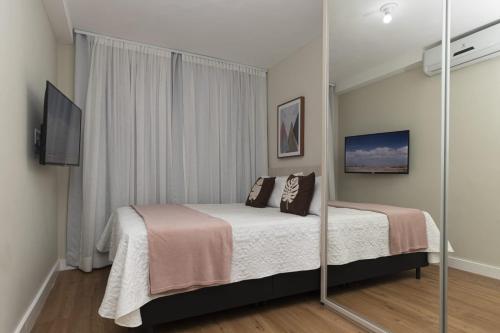 阿拉卡茹Casa belaju的一间卧室配有一张床和镜子