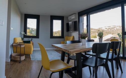 希奥O Feixoal的一间带木桌和黄色椅子的用餐室