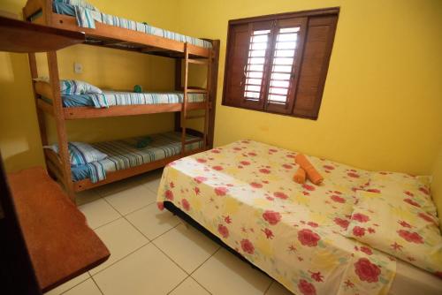 圣米格尔-杜斯米拉格里斯Toca do hamster - MILAGRES的一间卧室配有一张床和双层床