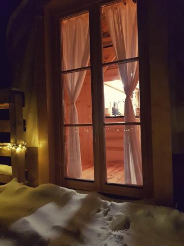 苏瓦乌基Siedlisko pod Krukiem - Jurta的卧室设有窗户,可眺望阳台