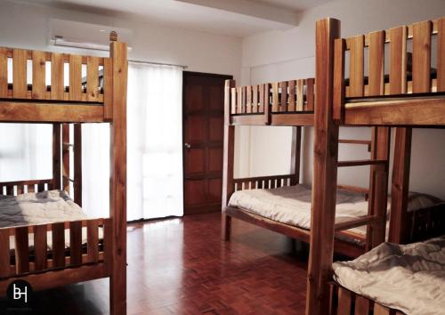 合艾BAAN64 Hostel的一间卧室配有三张双层床。