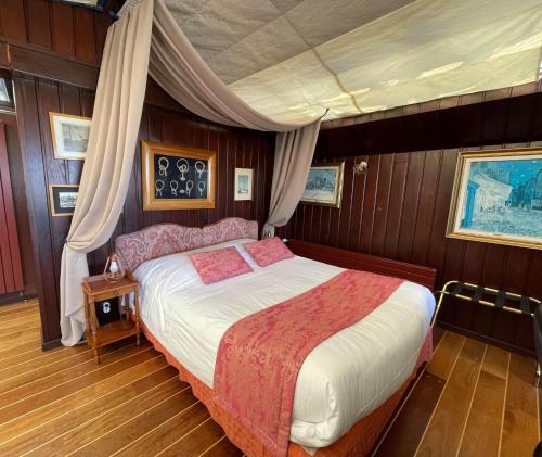 潘波勒K之罗伊斯酒店的船上的卧室