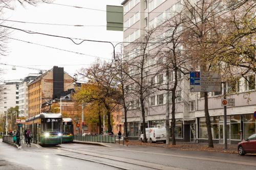 赫尔辛基Trendy Nordic Studio by Tram Stop的城市街道上的电车,有建筑物