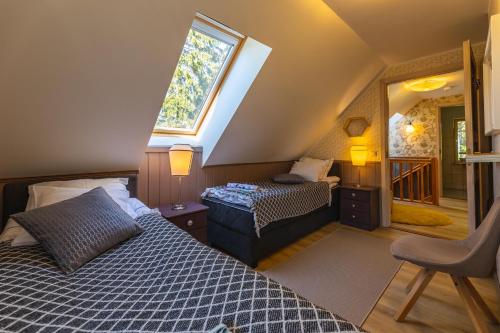 凯尔德拉Nuutri Villa的阁楼卧室设有床和窗户。