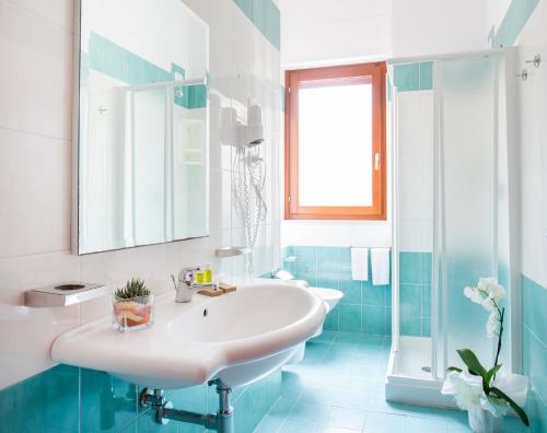 维耶斯泰德尔莫里酒店的白色的浴室设有水槽和淋浴。