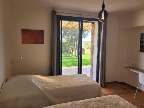 菲加里ARGIALE - ARGHJALE的一间卧室设有一张床和一个滑动玻璃门