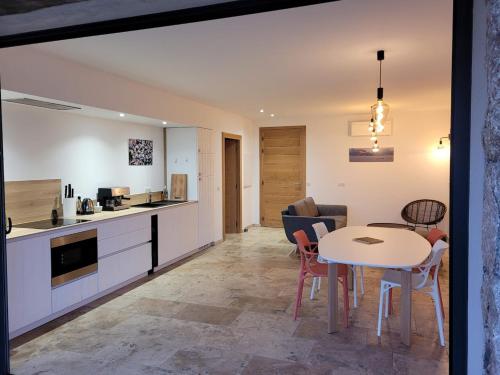 菲加里ARGIALE - ARGHJALE的厨房以及带桌椅的起居室。