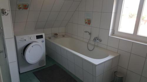 青斯特Haus Sonnenwind的带浴缸水槽和洗衣机的浴室