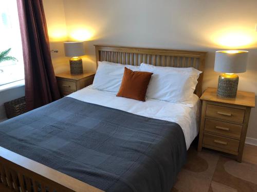 爱丁堡The Blair Street Residence的一间卧室配有一张带2个床头柜的大床