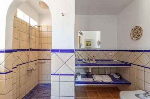 JeteCasa Cristina的带淋浴和盥洗盆的浴室