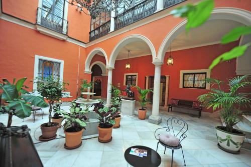 赫雷斯-德拉弗龙特拉Los Corceles Casa Palacio的充满了许多盆栽植物的房间