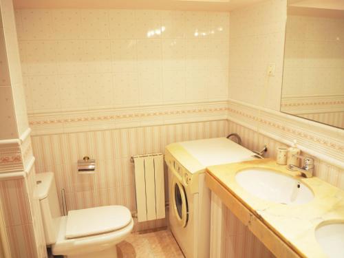 普拉加德阿罗Saromar I Apartament amb gran terrassa, per 6 persones a 5 minuts de la Platja Gran的浴室配有卫生间水槽和洗衣机。