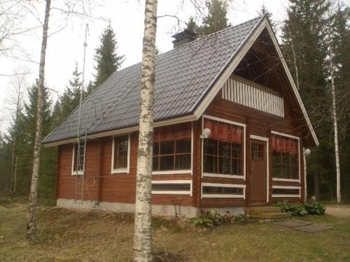 KarstulaArvola的一间小木房子,设有 ⁇ 盖屋顶