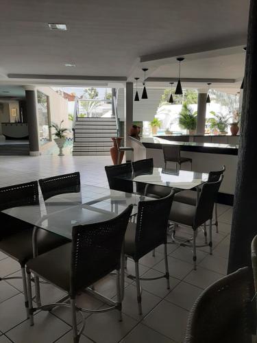 巴纳伊巴那提勒斯酒店的一间带桌椅的用餐室和一间厨房