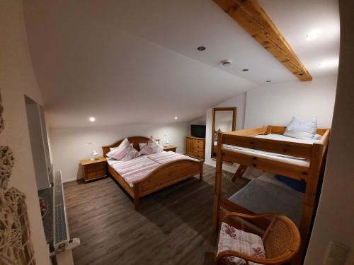 翁特尔韦森Landhaus Hochgern的一间卧室配有两张床和一张双层床。