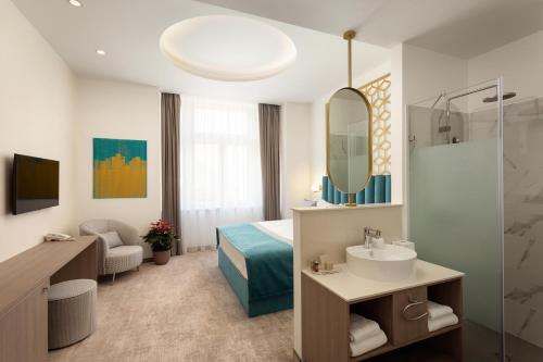 布达佩斯Mera Hotel的酒店客房设有床和水槽