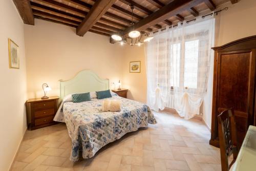 瓜尔多塔迪诺Albergo La Loggia di San Martino的一间卧室设有一张床和一个大窗户