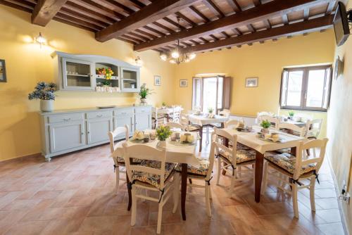 瓜尔多塔迪诺Albergo La Loggia di San Martino的一间大餐厅,配有桌椅