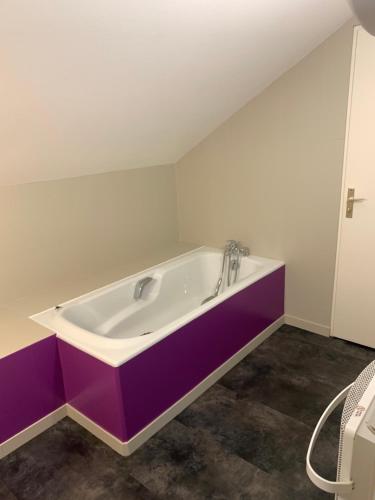 JoncheryLes chambrées de Sergine的客房内的紫色和白色浴缸