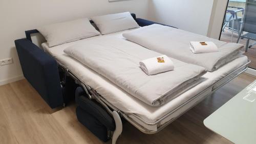 乌尔丁根-米赫尔霍芬Ferienwohnung und Pension Antje Ekert的床上有2个白色枕头