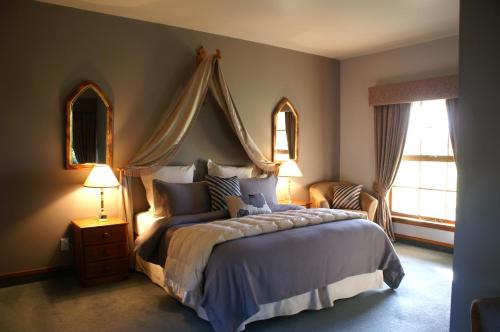 凯库拉菲弗乡村旅舍的一间卧室设有一张大床和两个窗户。