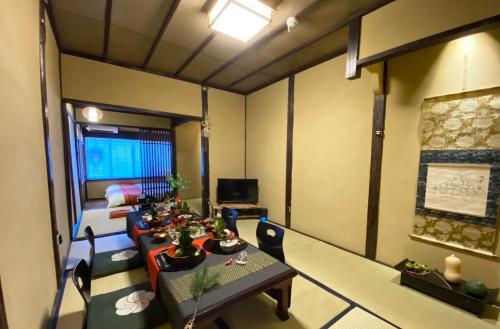 名古屋Kikunoya - Vacation STAY 83152的一间房间,配有一张长桌子和椅子