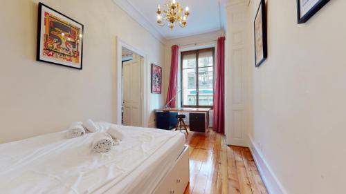 日内瓦Magnificent two bedroom apartment in a luxury building的卧室配有白色的床和窗户。
