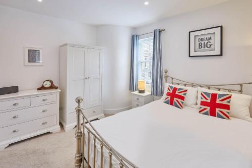 哈罗盖特Host & Stay - One Love的卧室配有白色的床和窗户。