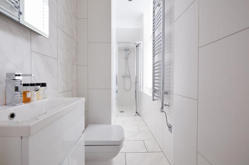 伦敦2VH Virginia House, 31 Bloomsbury Way by City Living London的白色的浴室设有卫生间和淋浴。