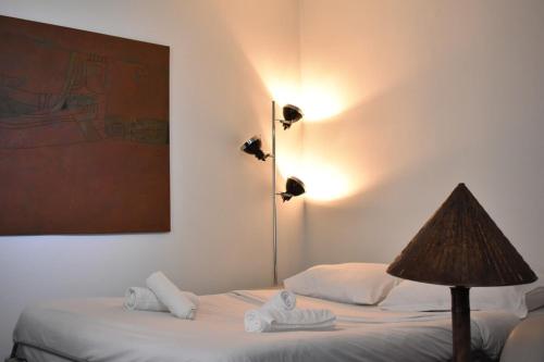 巴黎Charming Apartment near The Eiffel Tower的一间卧室配有一张床,上面有灯