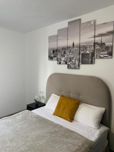 大加那利岛拉斯帕尔马斯Villa Rosaura的卧室配有一张壁挂着四幅画作的床
