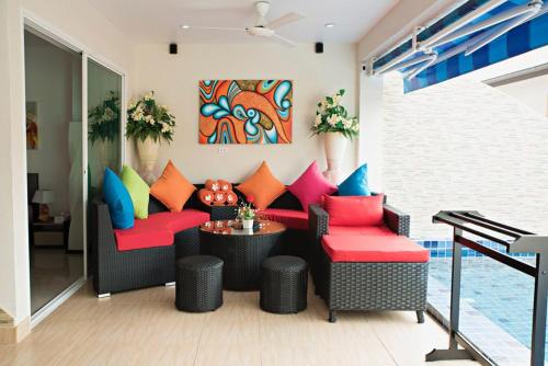 3 bedrooms apartement at Tambon Mae Nam 90 m away from the beach with sea view private pool and balcony的休息区