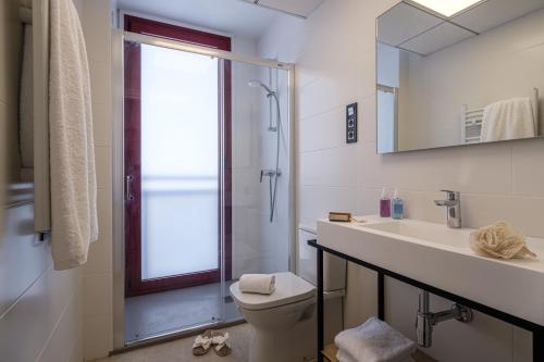 塔拉戈纳Tgna Reial 1的浴室配有卫生间、盥洗盆和淋浴。