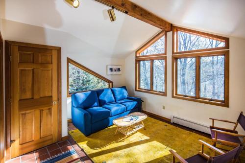 基灵顿Lakewood Lodge的客厅设有蓝色的沙发和窗户。