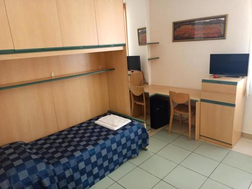 威尼斯多姆斯西利欧塔酒店的小房间设有一张床和一张书桌