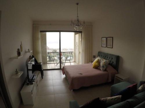 亚喀巴Rental unit in RAHA village compound, special view的一间卧室设有一张床,享有阳台的景色