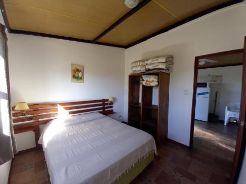 特玛斯德戴曼Posada del Pio, Granja的一间卧室,卧室内配有一张大床