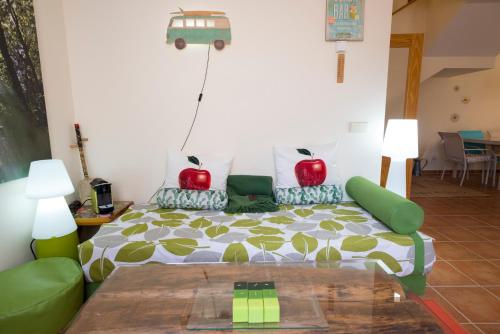 塞哥维亚Finca Olivar de Castilla的一间卧室配有一张带两颗苹果的床