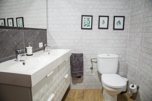 拉拉古纳La Laguna Treasure: exclusiveness prime location的白色的浴室设有卫生间和水槽。