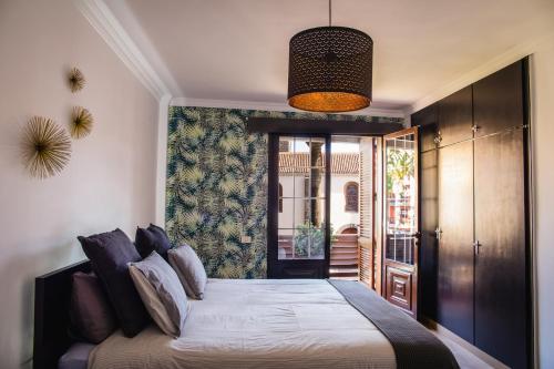 拉拉古纳La Laguna Treasure: exclusiveness prime location的一间卧室,卧室内配有一张大床