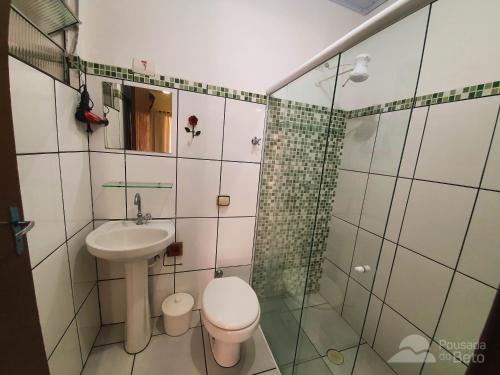 乌巴图巴贝托旅馆的浴室配有卫生间、盥洗盆和淋浴。