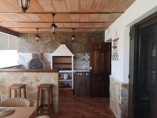 康塞普西翁新镇Casa rural La Pradera的厨房设有柜台和木制天花板。