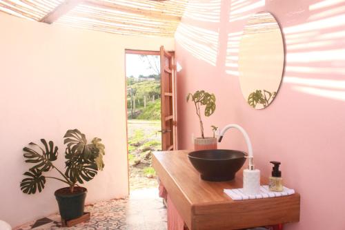 莱瓦镇Amatea de Villa de Leyva的一间带水槽和镜子的浴室