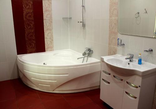 彼尔姆Cruise Hotel的带浴缸和盥洗盆的浴室