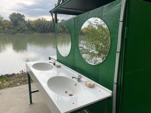 塞格德Tisza beach Wild Camping 2的绿色浴室设有水槽和镜子
